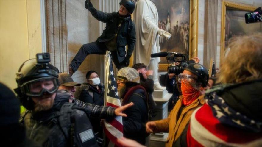 Partidarios del expresidente de EE.UU. Donald Trump asaltan el edificio del Capitolio, 6 de enero de 2021. (Foto: Reuters)