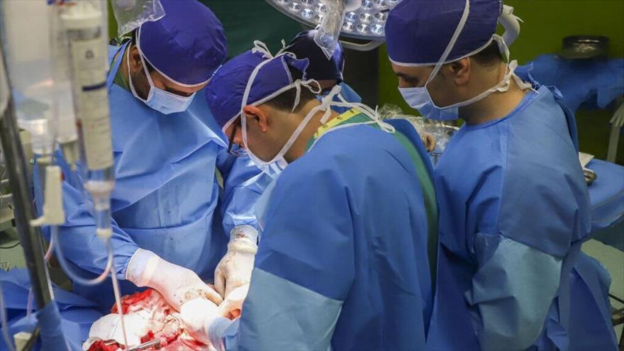 Médicos iraníes durante una cirugía de trasplante de órganos.