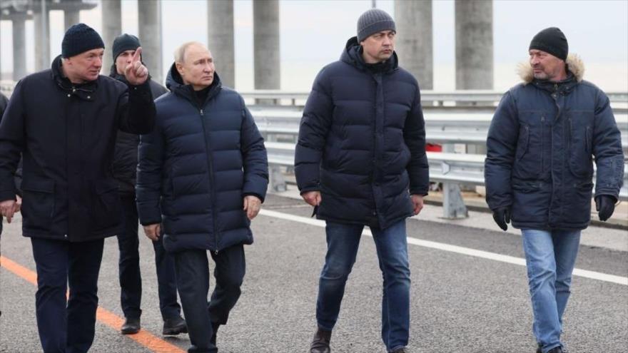 Putin visita construcción de puente de Crimea atacado por Ucrania