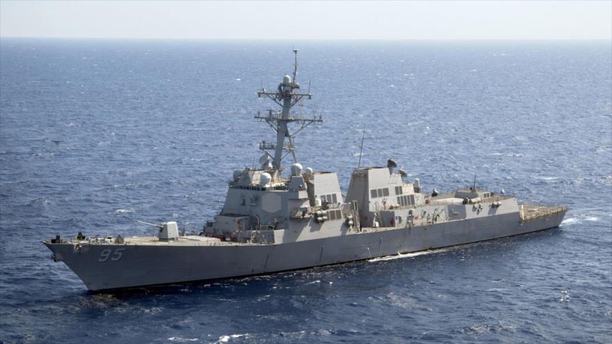 El destructor de misiles guiados USS James E Williams DDG 95 transita por el Mar Rojo. (Foto: Getty Images)