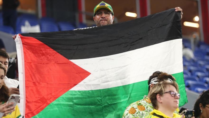 Un aficionado de Brasil muestra una bandera palestina en el Estado 974 de Doha, Catar, 5 de diciembre de 2022. (Foto: Getty Images)