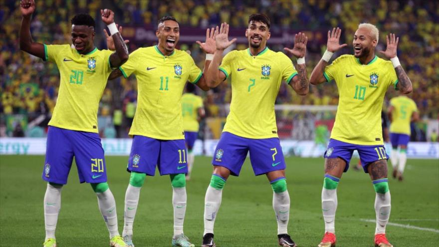 Neymar, Raphinha, Lucas Paquetá y Vinicius Junior (de derecha a izquierda) celebran tras marcar el segundo gol de Brasil ante Corea del Sur, 5 de diciembre de 2022. (Foto: Getty Images)
