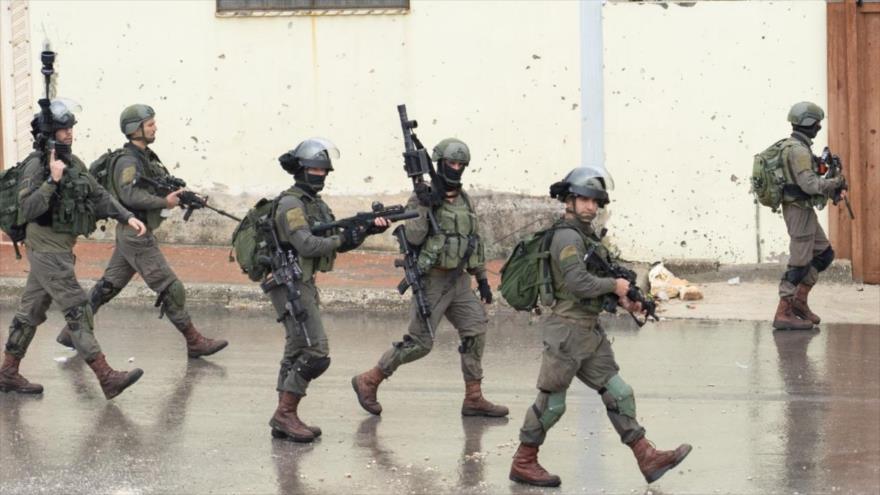 Soldados israelíes patrullan una calle cerca de la ciudad de Nablus, en la Cisjordania ocupada, 10 de abril de 2020. (Foto: Getty Images)