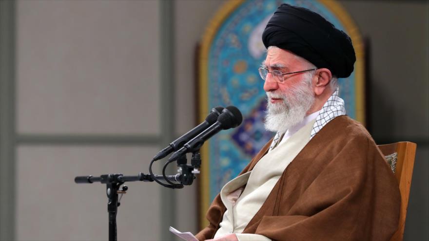 El Líder de Irán, el ayatolá Seyed Ali Jamenei, en una reunión con miembros del Consejo Supremo de la Revolución Cultural, 6 de diciembre de 2022.