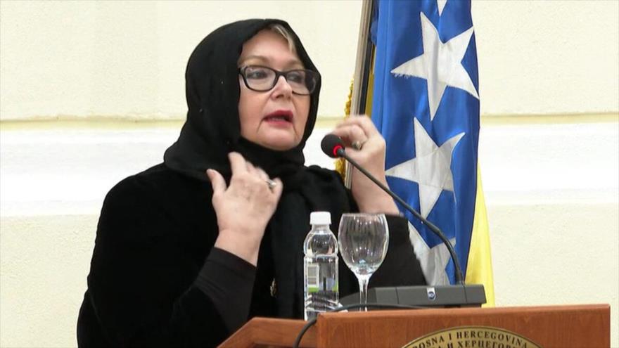 Canciller bosnia se pone velo en rechazo a estereotipos sobre hiyab