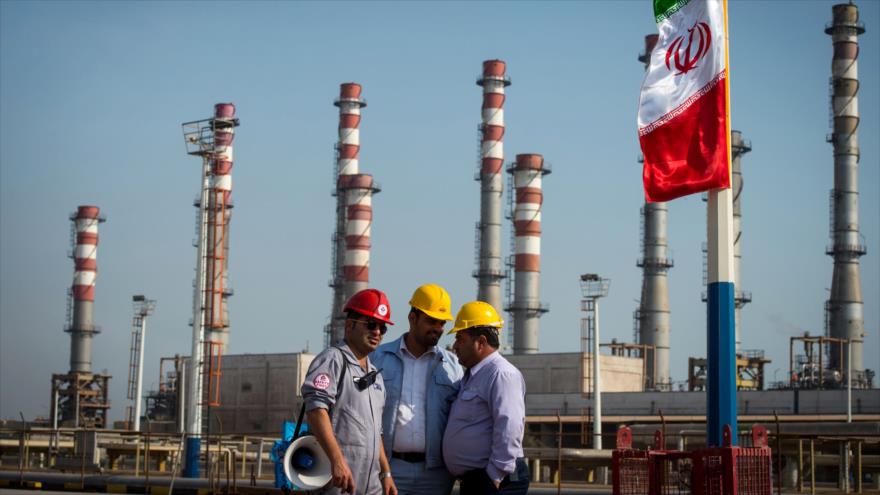 Empleados en una facción en una refinería de gas en Bandar Abás, el sur de Irán.