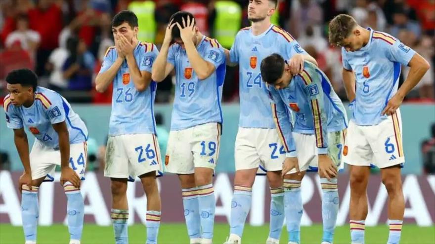 Los jugadores de España reaccionan tras caer en los octavos de final del Mundial de Catar 2022 ante Marruecos, 6 de diciembre de 2022.