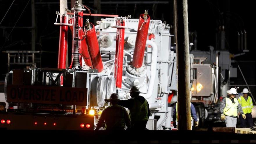El personal de Duke Energy trabaja para restaurar la electricidad en Carolina del Norte, EE.UU., 4 de diciembre de 2022. (Foto: Reuters)