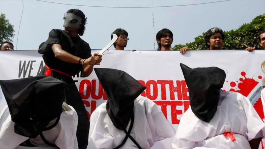 Oponentes a la pena de muerte en Arabia Saudí simulan una ejecución al estilo saudí.