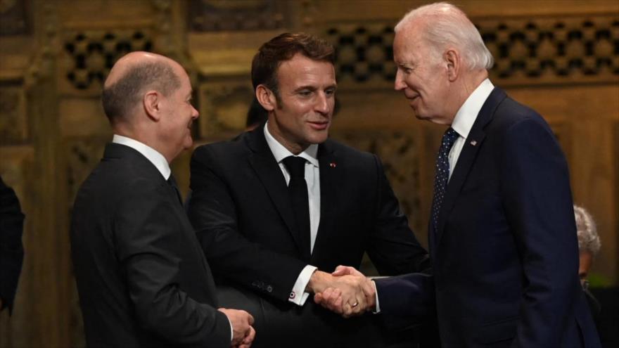 Presidente francés, Emmanuel Macron (centro), su par de EE.UU., Joe Biden (dcha.), y el canciller alemán, Olaf Scholz, Indonesia, 15 de noviembre de 2022.