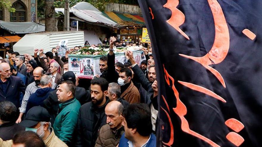 Iraníes llevan cuerpo del mártir Hamid Purnoruz en Lahiyan, en la provincia de Guilan (Irán).