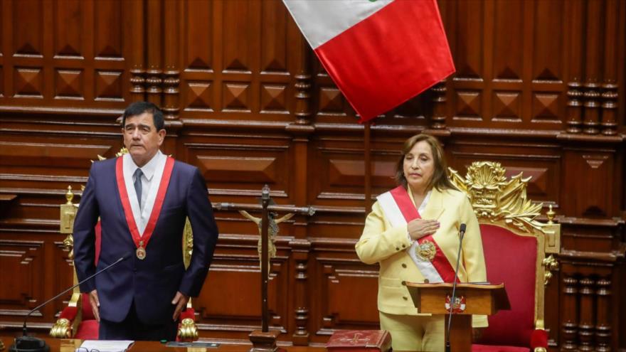 Dina Boluarte jura como nueva presidenta de Perú en el Congreso, 7 de diciembre de 2022.