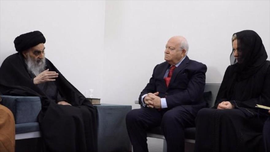 El ayatolá Seyed Ali Sistani recibe al jefe de la UNAOC, Miguel Moratinos, y la representante especial de la ONU para Irak, Jeanine Hennis-Plasschaert.
