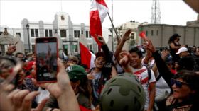 Peruanos protestan en capital tras la destitución del presidente