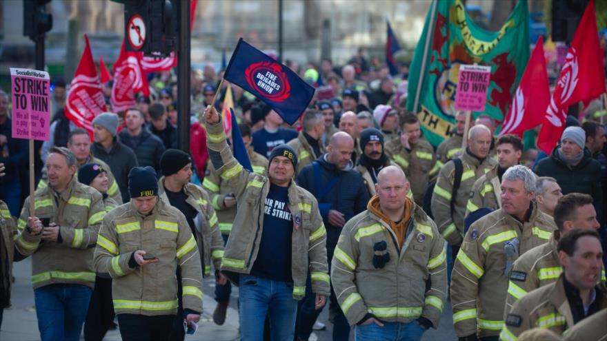 Varios bomberos británicos protestan por un voto a favor en una votación nacional para la huelga, Londres, Inglaterra, 6 de diciembre de 2022. 