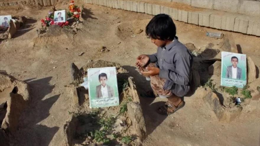 Un niño yemení reza junto a las tumbas de los estudiantes asesinados por un ataque aéreo saudí en un cementerio en Saada, en Yemen, 4 de septiembre de 2018. (Foto: Getty Image)