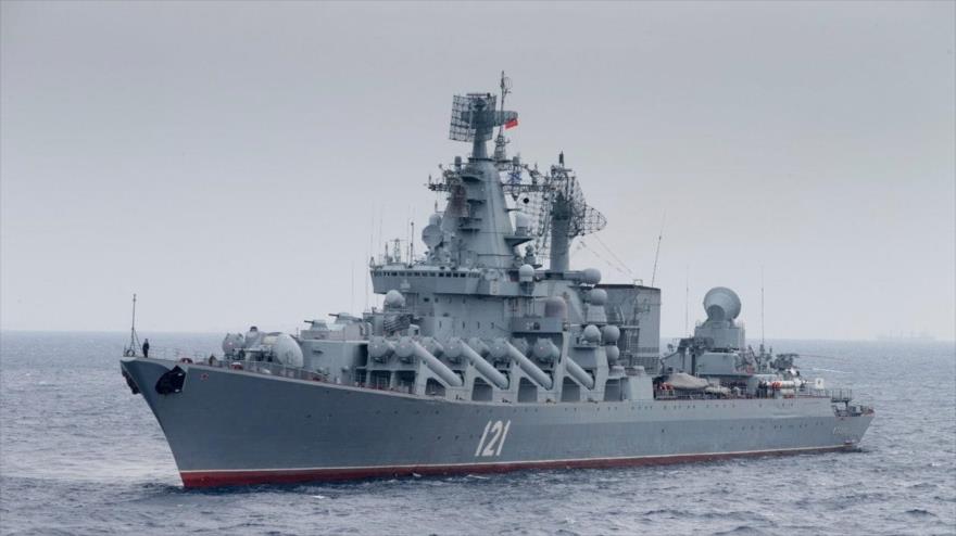 El destructor de misiles ruso Moskva en el mar Mediterráneo.