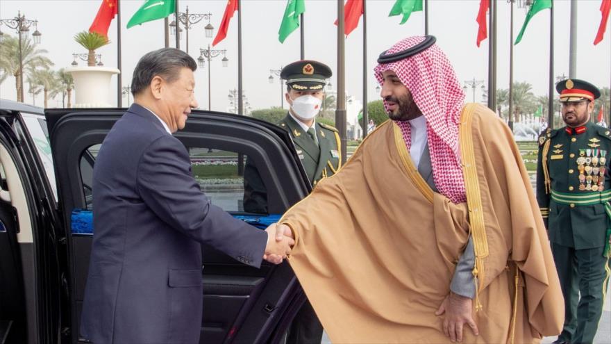 El presidente chino, Xi Jinping (izda.) es recibido por el príncipe heredero saudí, Muhamad bin Salman, en Riad, 8 de diciembre de 2022. (Foto: Getty Images)
