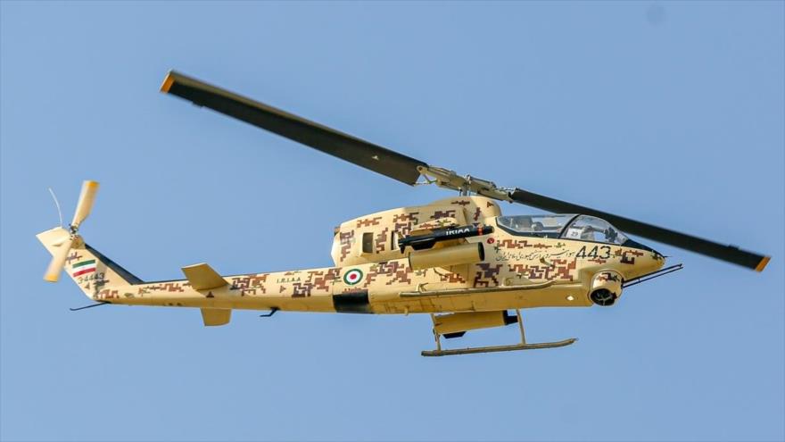 Un helicóptero del Ejército de Irán durante un desfile militar. (Foto: YJC)