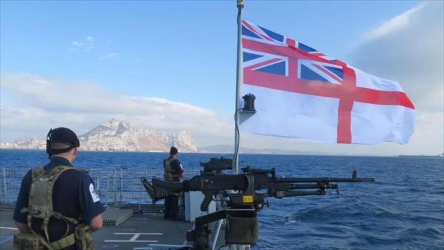 Militares británicos en aguas circundantes a las islas Malvinas.