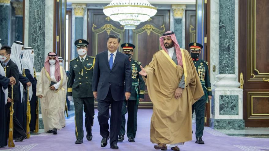 El presidente chino, Xi Jinping (c), y el príncipe heredero saudí, Muhamad bin Salman Al Saud (dcha.), en Riad, 8 de diciembre de 2022. (Foto: Getty Images)