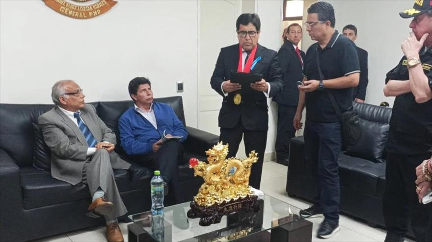 Pedro Castillo detenido en la Prefectura, en Lima, junto al expresidente del Consejo de Ministros, Aníbal Torres, 7 de diciembre de 2022.