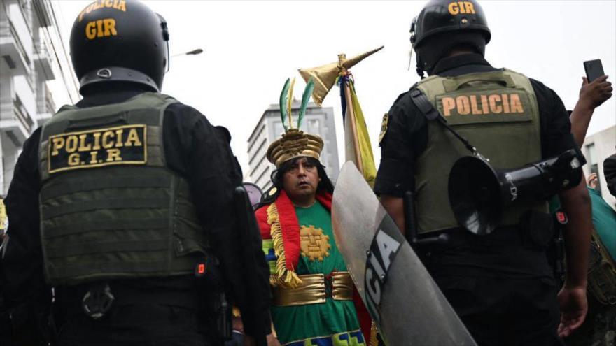 Vídeo: Policía de Perú se enfrenta con manifestantes pro Castillo