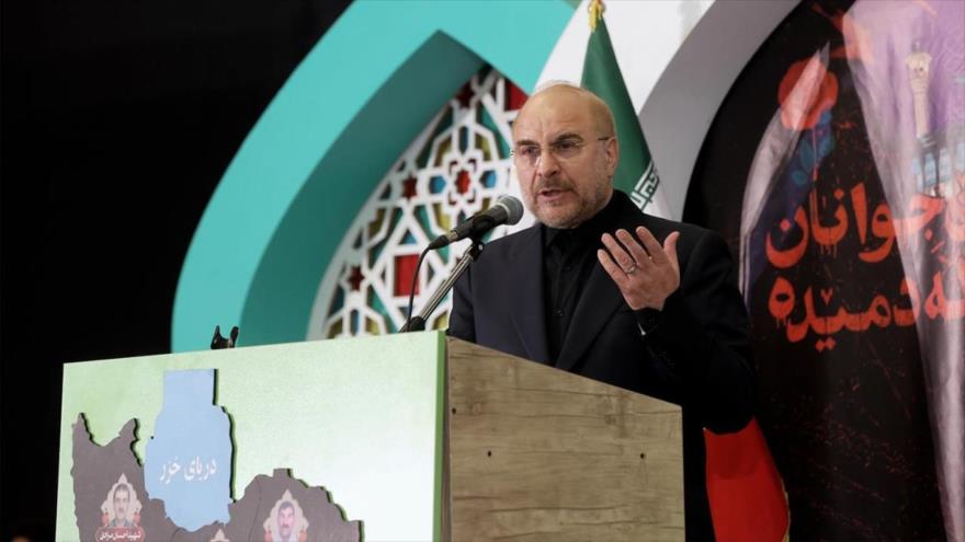 El jefe del Parlamento iraní, Mohamad Baqer Qalibaf, asiste a una ceremonia para rendir tributo a los mártires del atentado terrorista de Shah Cheraq en Shiraz, 8 de diciembre de 2022.