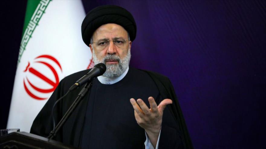 El presidente iraní, Seyed Ebrahim Raisi, ofrece un discurso durante una reunión con algunas familias de los defensores de seguridad asesinados por vándalos, 8 de diciembre de 2022.