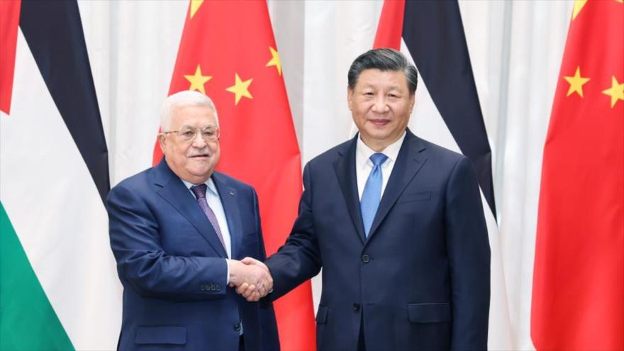 El presidente de China, XI Jinpin (dch.) con su homólogo palestino, Mahmud Abás, en Arabia Saudí, 8 de diciembre de 2022. (Foto: Getty Images)