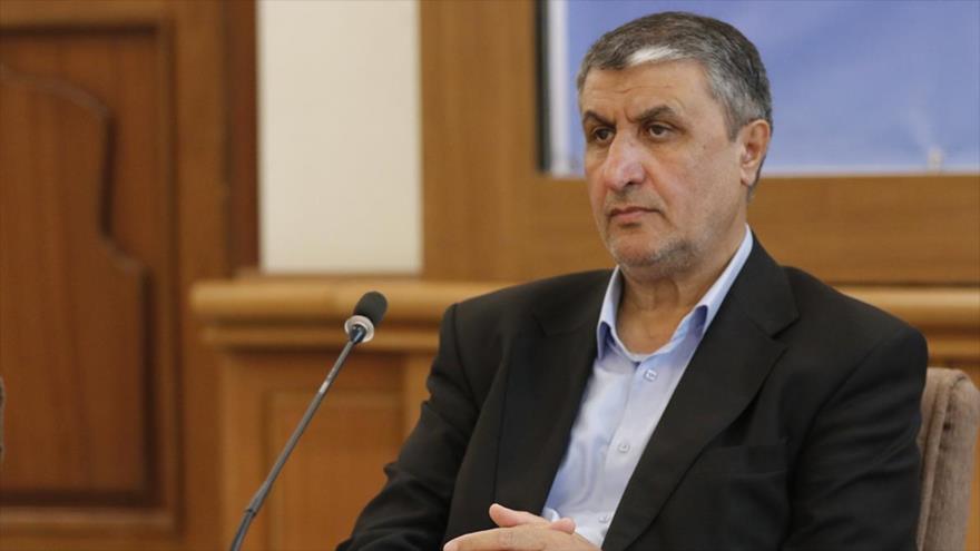 El jefe de la Organización de la Energía Atómica de Irán (OEAI), Mohamad Eslami, durante una reunión laboral.