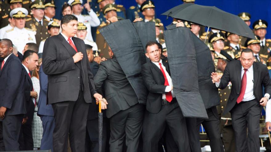 Guardaespaldas protegen al presidente de Venezuela, Nicolás Maduro, tras la explosión de un dron, 4 de agosto de 2018.
