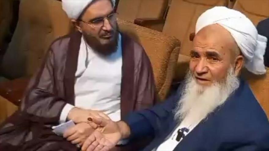 El clérigo suní Molavi Abdul Vahed Rigui (dcha.) junto al enviado especial del Líder de Irán, Mohamad Yavad Hach Ali Akbari, en Sistán y Baluchistán.