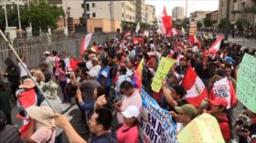 Peruanos exigen cierre del Congreso y nuevas elecciones