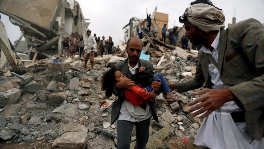 Una niña muerta yemení transportada desde el lugar de una ataque aéreo de la coalición liderada por Arabia Saudí, Saná, 25 de agosto de 2017.