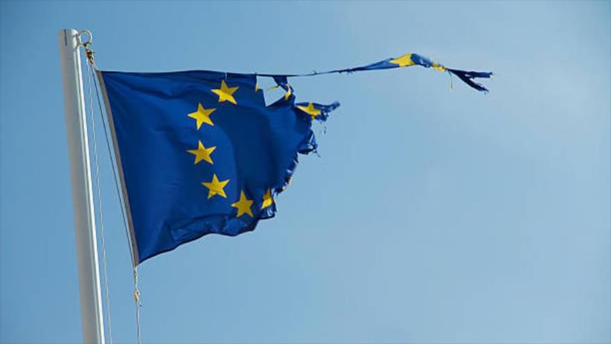 Una bandera rota de la Unión Europea, ondeando en el viento.