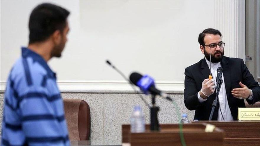 Mayidreza Rahnavard (izda.), responsable del asesinato de dos personas en disturbios en Irán, en un momento del juicio.