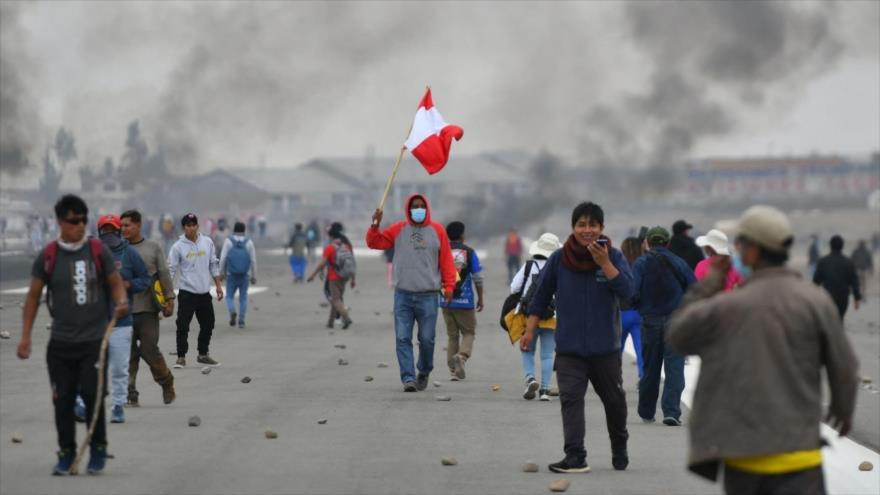  Peruanos toman aeropuerto de Arequipa y piden renuncia de Boluarte | HISPANTV