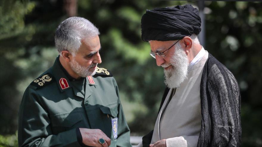 El Líder de Irán, el ayatolá Seyed Ali Jamenei (dcha.), y el teniente general iraní, el mártir Qasem Soleimani.