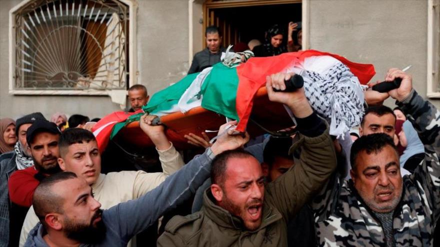 El funeral de Yana Maydi Assam Zakarneh, adolescente palestina que fue asesinada por las fuerzas israelíes en Yenín, Cisjordania, 12 de diciembre de 2022.