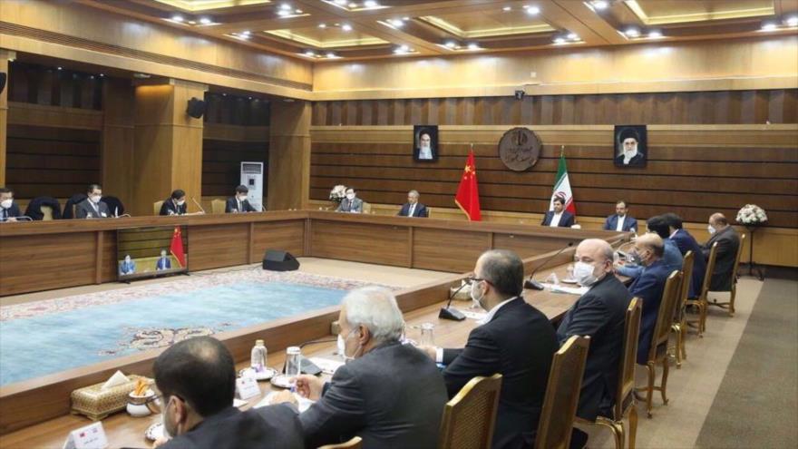 Delegaciones políticas de Irán y China se reúnen en Teherán, capital persa, 13 de diciembre de 2022.