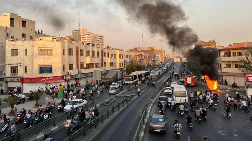 Una vista de disturbios provocados por los vándalos, Teherán, Irán, 8 de octubre de 2022.