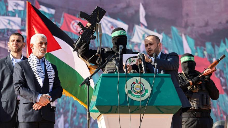 Vídeo: HAMAS exhibe un arma confiscada al ejército de Israel