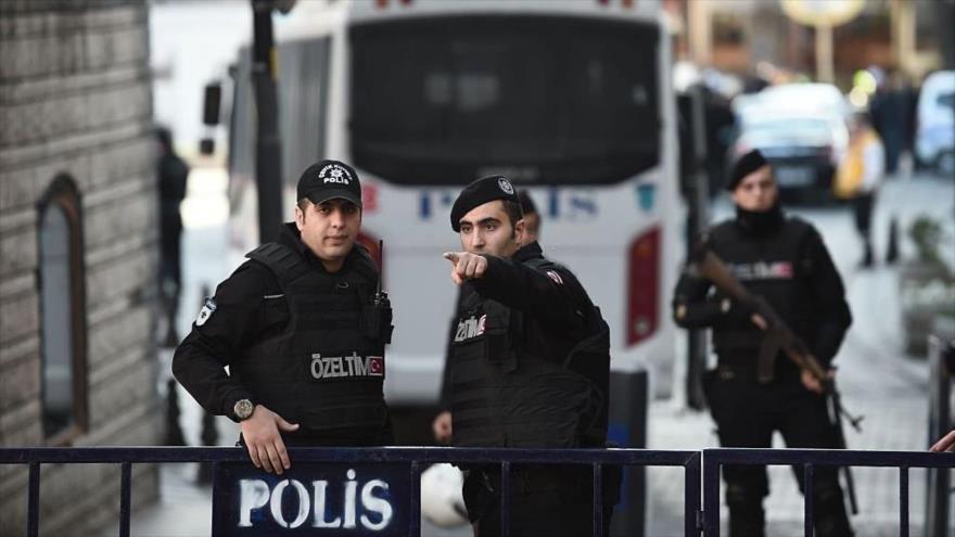 Agentes de la Policía de Turquía desplegados en un área en el centro de la ciudad de en Estambul.