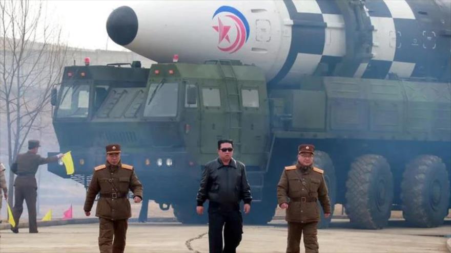 Foto publicada el 24 de marzo de 2022 por KCNA muestra al líder norcoreano, Kim Jong-un, (c) junto a un misil balístico intercontinental.