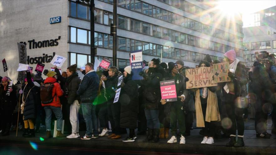 Enfermeras británicas lanzan paro histórico por mejoras salariales