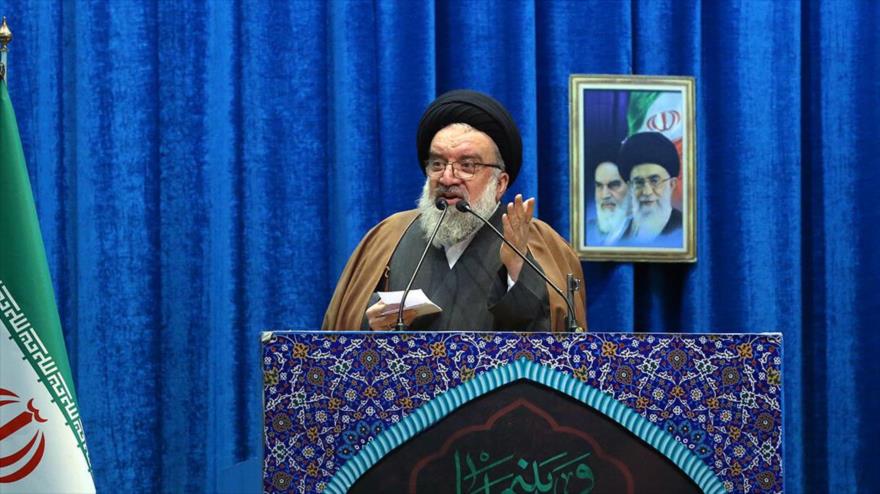 El Imam del rezo del viernes de Teherán, el ayatolá Seyed Ahmad Jatami, ofrece el sermón de esta semana, 16 de diciembre de 2022. (Foto: IRNA)