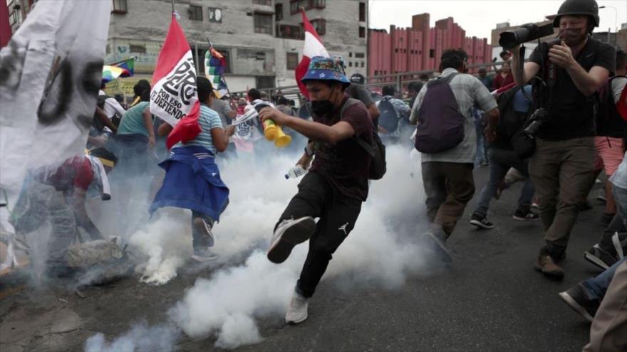 Vídeo muestra cómo policías peruanos asesinan a un manifestante | HISPANTV