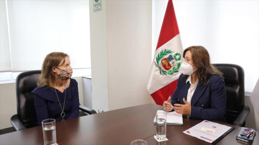 La presidenta peruana, Dina Boluarte (drcha.) reunida con la embajadora de EE.UU. en Lima, Lisa Kenna, cuando fungía de vicepresidenta; 18 de enero de 2022