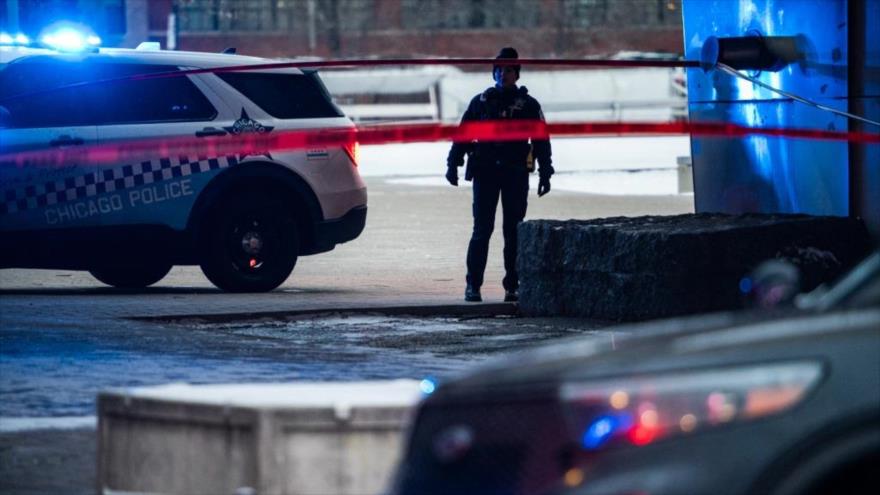 Policía de Chicago frente a la escuela Benito Juárez en Chicago, EE.UU., luego de un tiroteo, 16 de diciembre de 2022. 